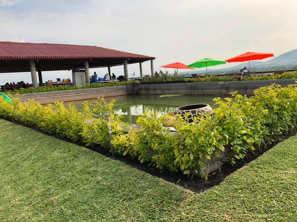 Terraza y laguito en El Rohi del Shekinah